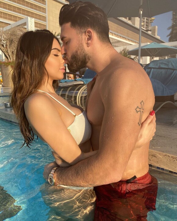 Nabilla Benattia dans une piscine avec Thomas Vergara, le 29 novembre 2019