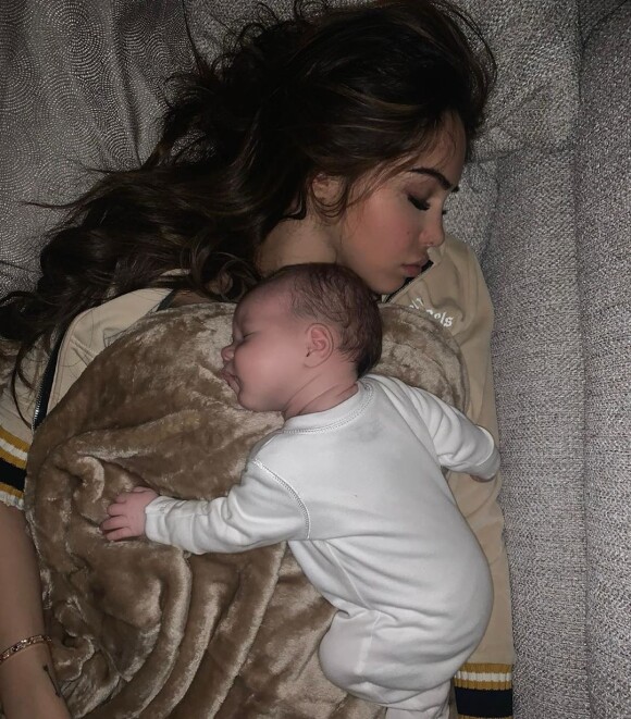 Nabilla Benattia endormie avec son fils Milann, le 27 novembre 2019