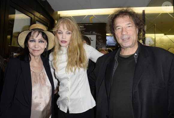 Anna Karina avec son mari Dennis Berry et Arielle Dombasle à l'avant-première du film "Opium" au cinéma "Le Saint-Germain-des-Pres" à Paris le 27 septembre 2013