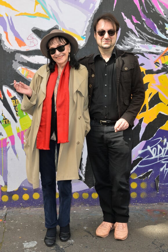 Anna Karina et Laurent Balandras devant le 5 bis, rue de Verneuil lors du lancement officiel de l'association Serge Gainsbourg au cabaret Don Camilo à Paris, le 2 avril 2017. © Guirec Coadic/Bestimage