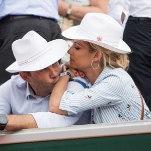 Richard Berry avec Elodie Gossuin et son mari Bertrand Lacherie dans les tribunes lors des internationaux de tennis de Roland Garros à Paris, France, le 4 juin 2019. © Jacovides-Moreau/Bestimage