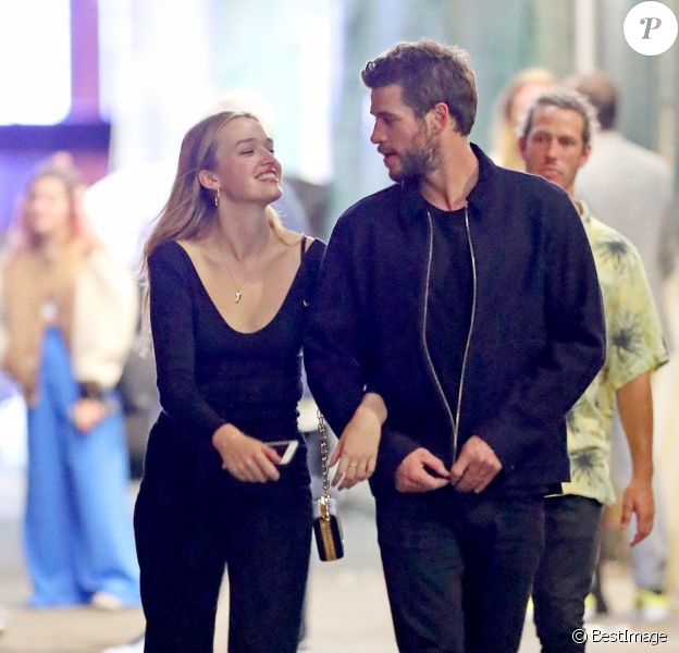 Exclusif - Liam Hemsworth et sa nouvelle compagne Maddison Brown se câlinent et s'embrassent dans les rues de New York. Les tourtereaux ont passé la soirée dans le bar The Flower Shop avant de rejoindre le 'Alley Cat Amateur Theatre', le 12 octobre 2019.