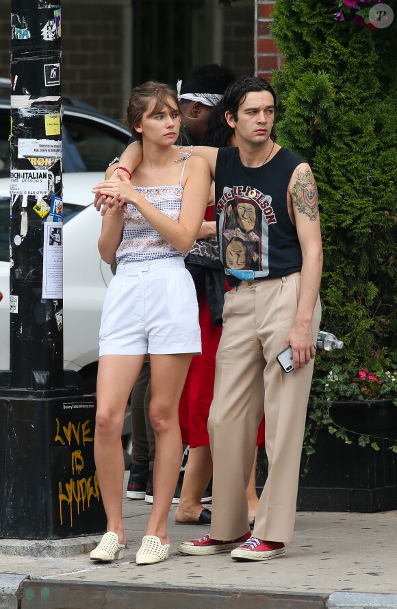 Exclusif - Le leader du groupe britannique The 1975 Matt Healy et sa compagne, le mannequin australien Gabriella Brooks profitent des températures estivales pour faire une promenade romantique dans le quartier The Bowery. New York, le 3 juin 2019.