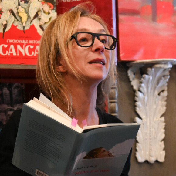 Exclusif - Sylvie Testud - Dédicace du livre de Stephanie Murat "Même pas moi" et lecture de Sylvie Testud à la Librairie des Abbesses à Paris le 24 avril 2019. © Coadic Guirec/Bestimage