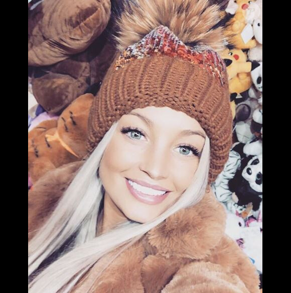 Aurélie Dotremont souriante sur Instagram - 15 décembre 2018