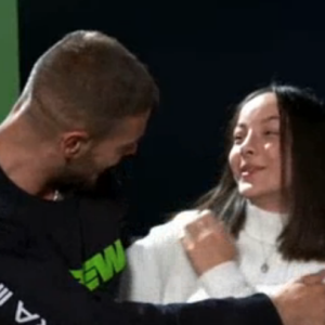 M. Pokora piège une de ses fans dans "Baba Noël" sur C8 le 19 décembre 2019.