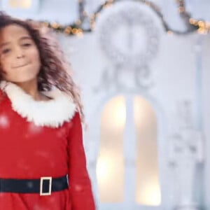 Plus de 25 ans après avoir sorti le désormais emblématique All I Want for Christmas Is You, Mariah Carey l'a mis à jour avec un nouveau clip mettant en vedette ses deux enfants et l'actrice Mykal-Michelle Harris.