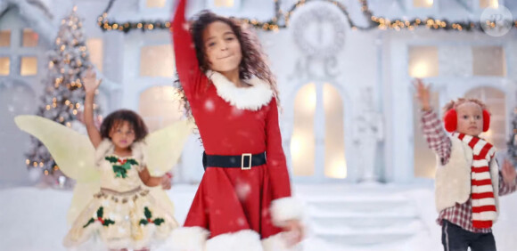 Plus de 25 ans après avoir sorti le désormais emblématique All I Want for Christmas Is You, Mariah Carey l'a mis à jour avec un nouveau clip mettant en vedette ses deux enfants et l'actrice Mykal-Michelle Harris.