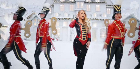 Plus de 25 ans après avoir sorti le désormais emblématique All I Want for Christmas Is You, Mariah Carey l'a mis à jour avec un nouveau clip mettant en vedette ses deux enfants et l'actrice Mykal-Michelle Harris.