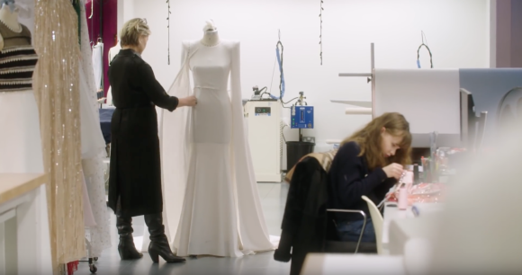 La robe de mariée de Hilary Duff est signée Jenny Packham. Décembre 2019.