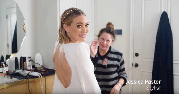 Hilary Duff essaye sa robe de mariée, signée Jenny Packham. Décembre 2019.
