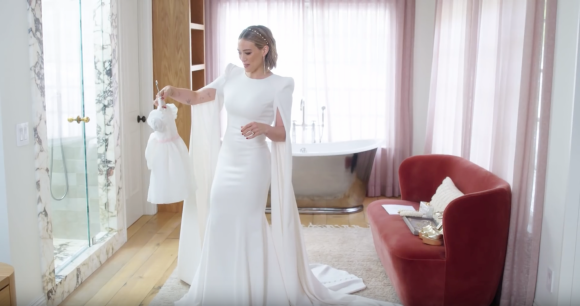 Hilary Duff essaye sa robe de mariée, signée Jenny Packham. Décembre 2019.