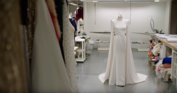 La robe de mariée de Hilary Duff est signée Jenny Packham. Décembre 2019.