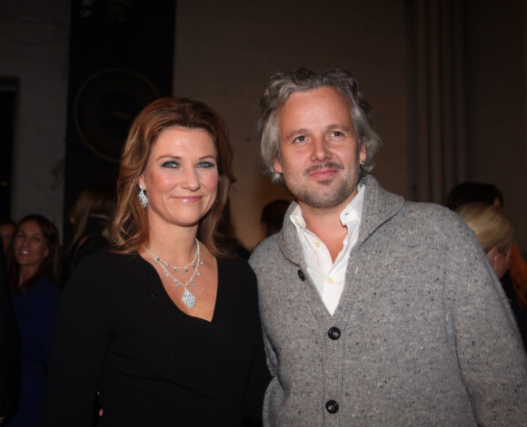 La princesse Märtha Louise de Norvège et Ari Behn, son mari de 2002 à 2017, en 2013 à Oslo lors du lancement d'une collection de bijoux dessinés par la princesse. Ari Behn s'est suicidé le 25 décembre 2019, se donnant la mort à l'âge de 47 ans. Il était père de trois filles avec Märtha Louise.