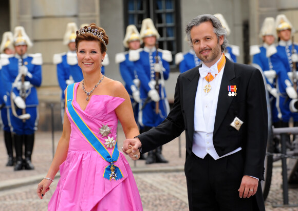 La princesse Märtha Louise de Norvège et Ari Behn, son mari de 2002 à 2017, en juin 2010 à Stockholm au mariage de la princesse héritière Victoria de Suède et de Daniel Westling. Ari Behn s'est suicidé le 25 décembre 2019, se donnant la mort à l'âge de 47 ans. Il était père de trois filles avec Märtha Louise.