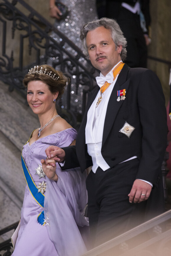 La princesse Märtha Louise de Norvège et Ari Behn, son mari de 2002 à 2017, en juin 2013 au mariage de la princesse Madeleine de Suède et Christopher O'Neill à Stockholm. Ari Behn s'est suicidé le 25 décembre 2019, se donnant la mort à l'âge de 47 ans. Il était père de trois filles avec Märtha Louise.