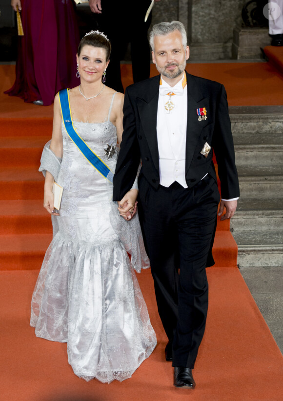 La princesse Märtha Louise de Norvège et Ari Behn, son mari de 2002 à 2017, le 13 juin 2015 à Stockholm pour le mariage du prince Carl Philip de Suède et de Sofia Hellqvist. Ari Behn s'est suicidé le 25 décembre 2019, se donnant la mort à l'âge de 47 ans. Il était père de trois filles avec Märtha Louise.