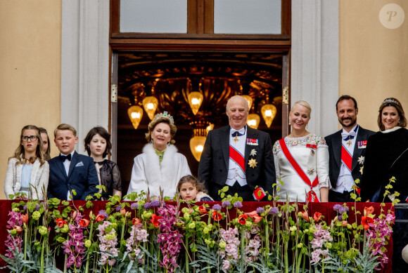 La princesse Ingrid Alexandra, la princesse Emma Tallulah Behn, le prince Sverre Magnus, la princesse Maud Angelica Behn, la reine Sonja, la princesse Leah Isadora Behn, le roi Harald V, la princesse Mette-Marit, le prince Haakon, la princesse Märtha Louise au balcon du palais lors du 80e anniversaire du roi Harald et de la reine Sonja de Norvège à Oslo, le 9 mai 2017.