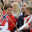  La princesse Märtha Louise de Norvège et Ari Behn, son mari de 2002 à 2017, en mai 2013 à Londres avec leurs filles (Maud Angelica, Leah Isadora, Emma Tallulah) lors de la célébration de la Fête nationale norvégienne. Ari Behn s'est suicidé le 25 décembre 2019, se donnant la mort à l'âge de 47 ans. Il était père de trois filles avec Märtha Louise. 