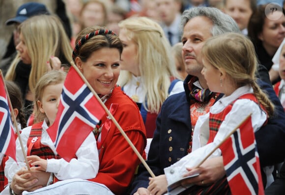 La princesse Märtha Louise de Norvège et Ari Behn, son mari de 2002 à 2017, en mai 2013 à Londres avec leurs filles (Maud Angelica, Leah Isadora, Emma Tallulah) lors de la célébration de la Fête nationale norvégienne. Ari Behn s'est suicidé le 25 décembre 2019, se donnant la mort à l'âge de 47 ans. Il était père de trois filles avec Märtha Louise.