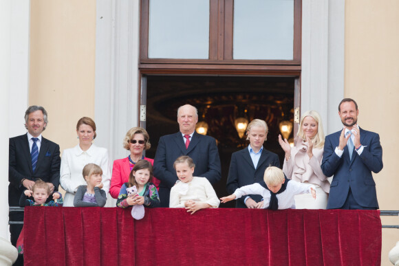 Ari Behn, la princesse Märtha Louise de Norvège, leurs filles et la famille royale norvégienne au balcon du palais à Oslo le 21 mars 2012.