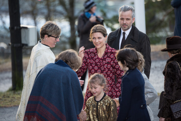 La princesse Märtha Louise de Norvège, Ari Behn (son mari de 2002 à 2017) et leurs filles Leah Isadora, Maud Angelica et Emma Tallulah à la messe de Noël à Oslo le 25 décembre 2015. Ari Behn s'est suicidé le 25 décembre 2019, se donnant la mort à l'âge de 47 ans. Il était père de trois filles avec Märtha Louise.
