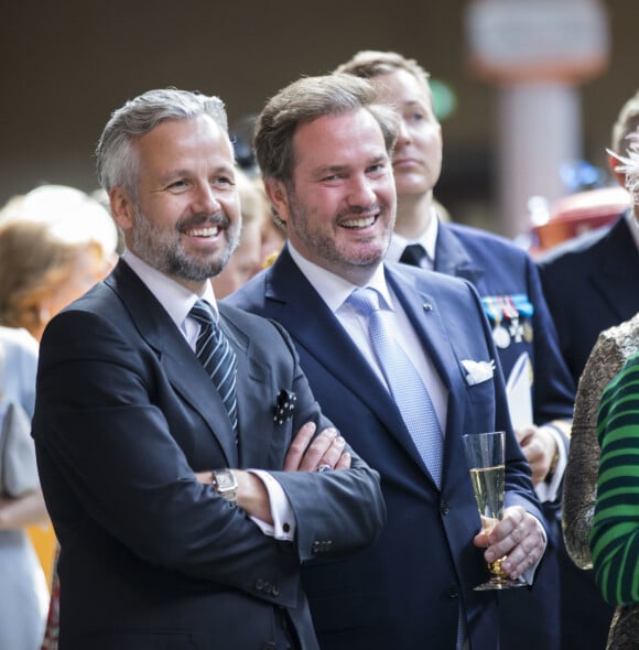 Ari Behn (mari de la princesse Märtha Louise de Norvège de 2002 à 2017) et Christoper O'Neill (mari de la princesse Madeleine de Suède) le 30 avril 2016 à l'Hôtel de Ville de Stockholm lors d'un déjeuner en l'honneur du 70e anniversaire du roi Carl XVI Gustaf de Suède. Ari Behn s'est suicidé le 25 décembre 2019, se donnant la mort à l'âge de 47 ans. Il était père de trois filles avec Märtha Louise.