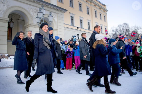 La princesse Märtha Louise de Norvège, son mari Ari Behn, la princesse Mette-Marit, son fils Marius Borg Hoiby, son mari le prince Haakon et leurs enfants la princesse Ingrid Alexandra et le prince Sverre Magnus de Norvège lors des célébrations du 25e anniversaire de règne du roi Harald V de Norvège, à Oslo le 17 janvier 2016.