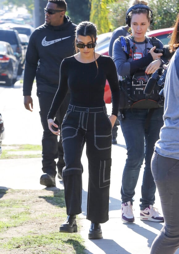 Exclusif - Kourtney Kardashian arrive à un évènement caritatif en compagnie de ses enfants dans le quartier de Long Beach à Los Angeles, le 19 décembre 2019