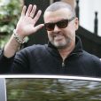 Le chanteur George Michael quitte son domicile à Londres. Le 17 octobre 2012.