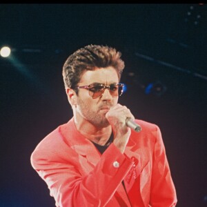 George Michael à Londres en 1991 lors d'un concert hommage à Freddie Mercury et en faveur de la lutte contre le sida.