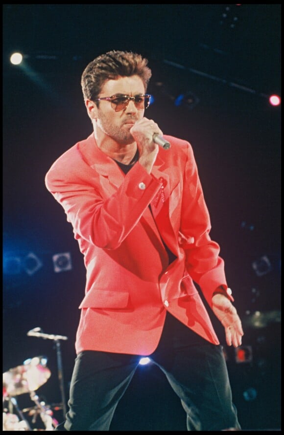 George Michael à Londres en 1991 lors d'un concert hommage à Freddie Mercury et en faveur de la lutte contre le sida.