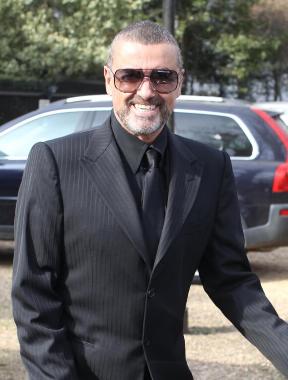 George Michael quitte son domicile de Londres avec son petit-ami Fadi Fawaz. Le 14 mars 2012.