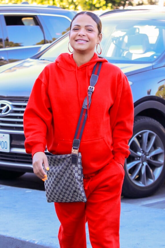 Exclusif - Christina Milian enceinte porte un jogging rouge et un sac Gucci à son arrivée à son Beignet Box truck dans le quartier de Studio City à Los Angeles, le 15 décembre 2019.