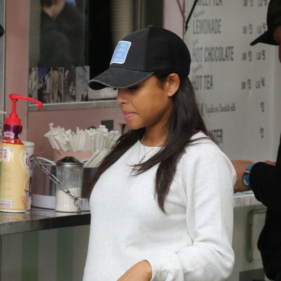 Exclusif - Christina Milan enceinte est allée travailler sous la pluie dans son Beignet Box truck avec sa fille à Los Angeles, le 8 décembre 2019.