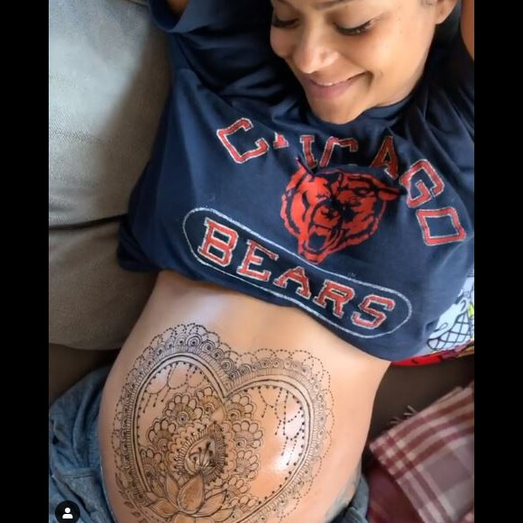 Christina Milian montre son ventre rond décoré au henné sur Instagram le 19 décembre 2019.