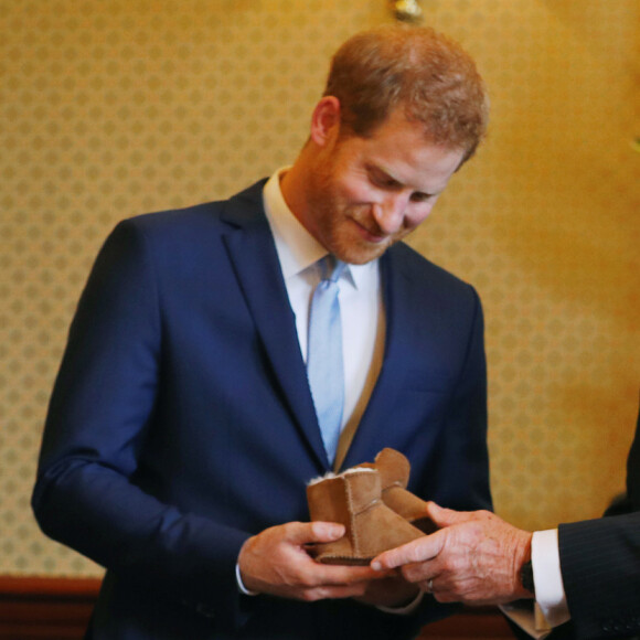 Le prince Harry, duc de Sussex et sa femme Meghan Markle, duchesse de Sussex (enceinte) rencontrent Peter Cosgrove (le Gouverneur général d'Australie) et sa femme Lynne Cosgrove à la "Admiralty House" lors de leur premier voyage officiel, le 16 octobre 2018.