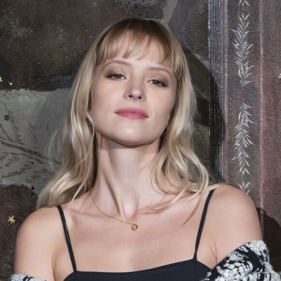 Angèle lors du photocall du défilé Chanel Métiers d'Art 2019 / 2020 au Grand Palais à Paris le 4 décembre 2019 © Olivier Borde / Bestimage