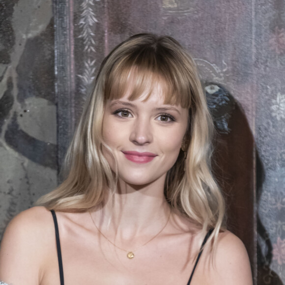 Angèle lors du photocall du défilé Chanel Métiers d'Art 2019 / 2020 au Grand Palais à Paris le 4 décembre 2019 © Olivier Borde / Bestimage