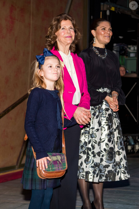 Exclusif - La princesse Victoria, la reine Silvia et la princesse Estelle - La famille royale de Suède lors de la représentation de l'opéra "Casse-Noisette" à l'Opéra Royal à Stockholm. Le 7 décembre 2019.