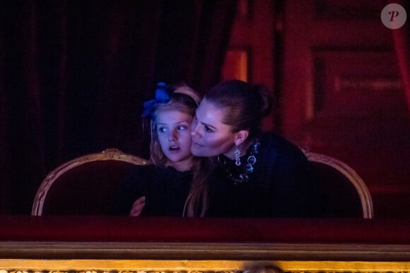 Exclusif - La princesse Victoria et sa fille la princesse Estelle - La famille royale de Suède lors de la représentation de l'opéra "Casse-Noisette" à l'Opéra Royal à Stockholm. Le 7 décembre 2019.
