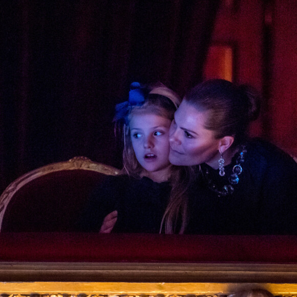 Exclusif - La princesse Victoria et sa fille la princesse Estelle - La famille royale de Suède lors de la représentation de l'opéra "Casse-Noisette" à l'Opéra Royal à Stockholm. Le 7 décembre 2019.