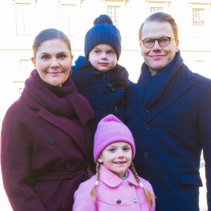 La princesse Victoria de Suède, le prince Daniel, le prince Oscar, la princesse Estelle lors de la cérémonie Princess Victoria Name Day au palais royal à Stockholm le 12 mars 2019.