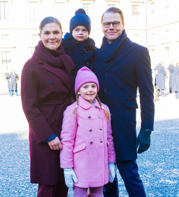 La princesse Victoria de Suède, le prince Daniel, le prince Oscar, la princesse Estelle lors de la cérémonie Princess Victoria Name Day au palais royal à Stockholm le 12 mars 2019.
