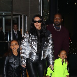 Kim Kardashian, son mari Kanye West et leurs enfants North et Saint - La famille Kardashian West l'hôtel Ritz-Carlton après avoir dîné dans le restaurant Milos à New York, le 21 décembre 2019.