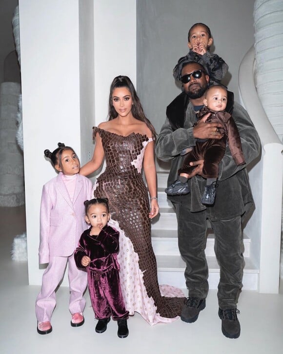 Kim Kardashian en famille avec Kanye West, leurs enfants North, Saint, Chicago et Psalm sur Instagram, décembre 2019.