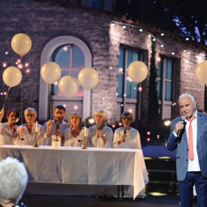 Exclusif  - Mimie Mathy, Michel Fugain, sa famille et ses amis - Surprises - Enregistrement de l'émission "La Chanson secrète 4", qui sera diffusée le 4 janvier 2020 sur TF1, à Paris. Le 17 décembre 2019 © Gaffiot-Perusseau / Bestimage