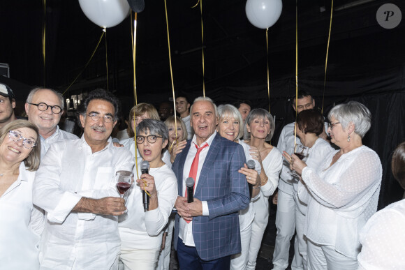 Exclusif  - Michel Fugain et la famille et les amis de Mimie Mathy - Surprises - Backstage de l'enregistrement de l'émission "La Chanson secrète 4", qui sera diffusée le 4 janvier 2020 sur TF1, à Paris. Le 17 décembre 2019 © Gaffiot-Perusseau / Bestimage