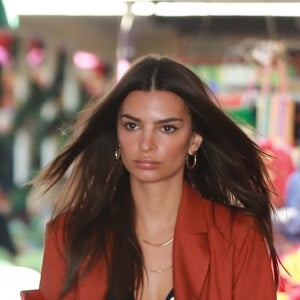 Emily Ratajkowski est allée déjeuner au restaurant E Baldi dans le quartier de Beverly Hills à Los Angeles, le 13 décembre 2019