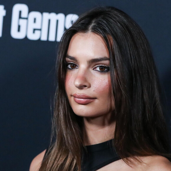 Emily Ratajkowski porte l'inscription "Fuck Harvey" (Weinstein) sur son bras gauche à la première du film "Uncut Gems" à Los Angeles, le 11 décembre 2019